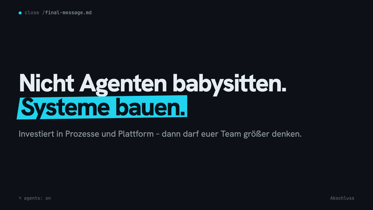 Dark presentation slide reading 'Nicht Agenten babysitten. Systeme bauen.' with 'Systeme bauen' highlighted in cyan, and the subtitle 'Investiert in Prozesse und Plattform – dann darf euer Team größer denken.'